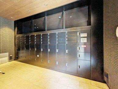 【宅配ボックス】宅配ボックスもございます。不在時でも安心してお荷物を受け取ることが可能です。