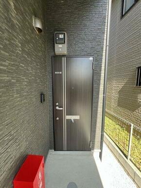 シックなデザインのドア（※写真は同間取り1階のお部屋）