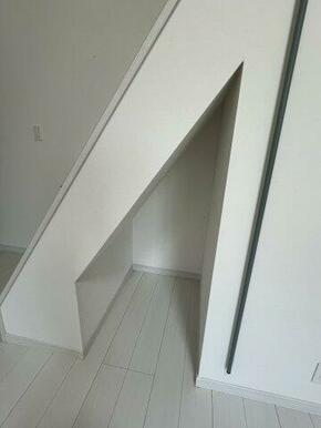 階段下にもちょっとしたスペースがあります（※写真は同間取り1階のお部屋）