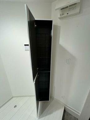 シューズクローゼットも単身者には充分な収納量（※写真は同間取り1階のお部屋）