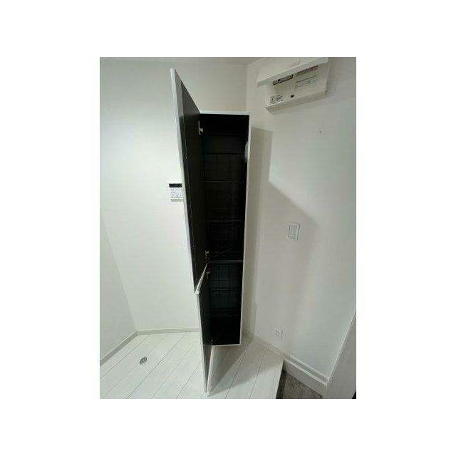 シューズクローゼットも単身者には充分な収納量（※写真は同間取り1階のお部屋）