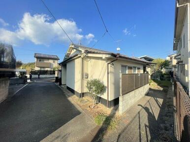 物件の前面道路は西側に面しています。周囲には高層建物がなく、視界が開けており、日当たりや風通しが良好