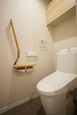 ■トイレ■温水洗浄便座、トイレの上には収納もございます。