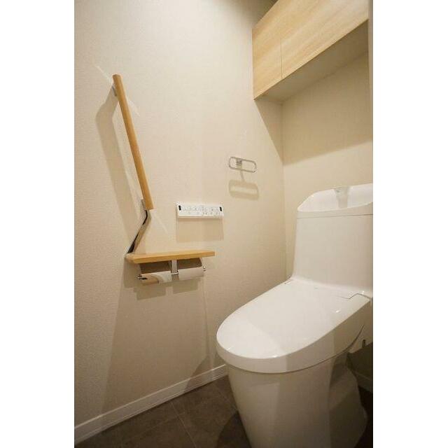 ■トイレ■温水洗浄便座、トイレの上には収納もございます。