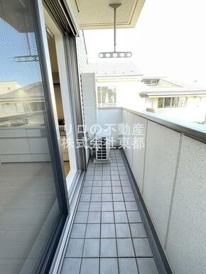 バルコニーがあるので洗濯物を太陽の下で干すことができます♪