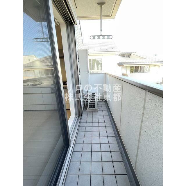 バルコニーがあるので洗濯物を太陽の下で干すことができます♪