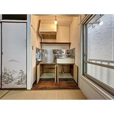 キッチン上の棚に調理用具を置けます