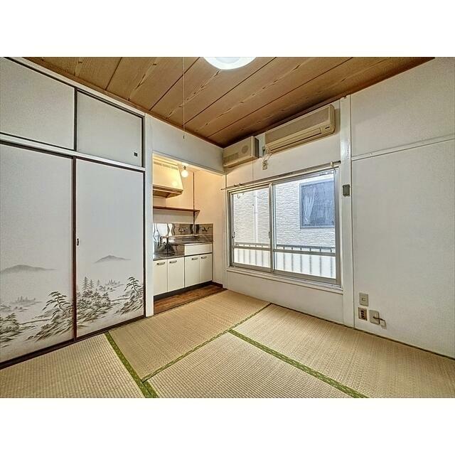 窓からの光で明るいお部屋です