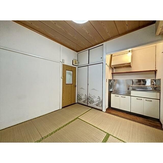 キッチンがあり食事のできるお部屋です