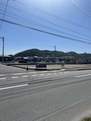 移動に便利な道路に囲まれています