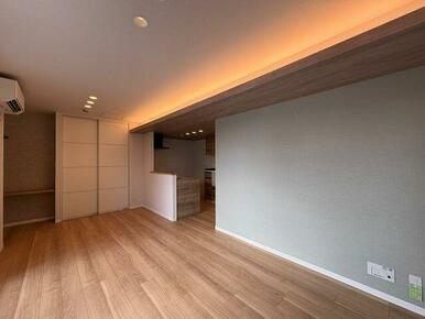 間接照明、ダウンライトを採用しております