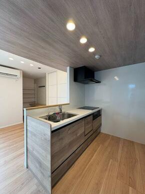 キッチン下部にもスライド収納がございます