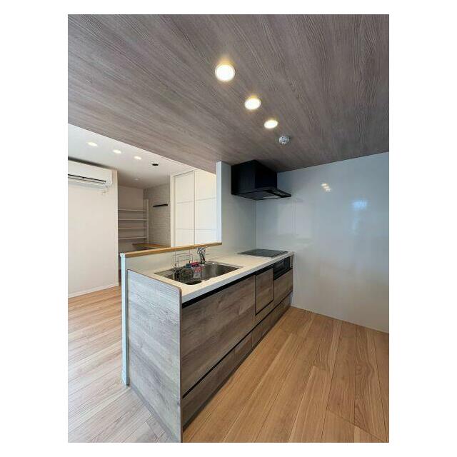 キッチン下部にもスライド収納がございます