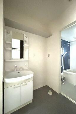 【洗面所】洗面所は左側にバスルームがあり、建具で仕切られているので脱衣所をかねています！！