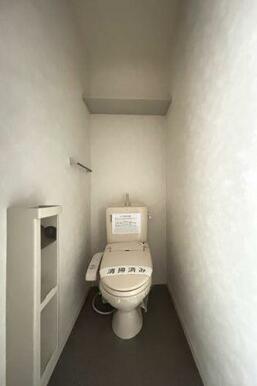 【トイレ】トイレはもちろん温水洗浄機能付き便座☆大型のペーパフォルダーがついているのでサニタリーグ…
