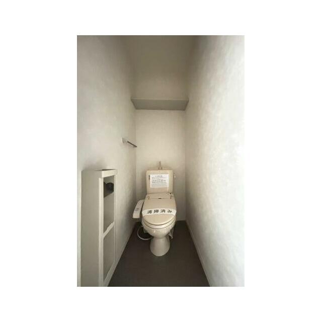 【トイレ】トイレはもちろん温水洗浄機能付き便座☆大型のペーパフォルダーがついているのでサニタリーグ…