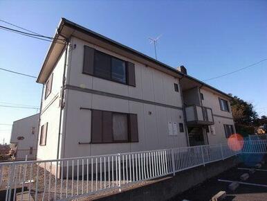 積水ハウス施工の２階建て賃貸住宅！建物の中央に共用内階段があタイプの共同住宅です。