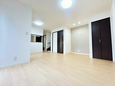 LDK(約15.5帖の洋室です)