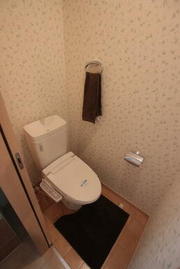 トイレは快適な温水洗浄便座です！（※家具・小物類は設備ではない為、ご入居時に撤去となります）