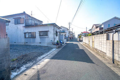 道路は直線道路で見通しも良いです。