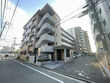 採光の良い角地、開放感があります。都心へのアクセスもスムーズなエリアです。