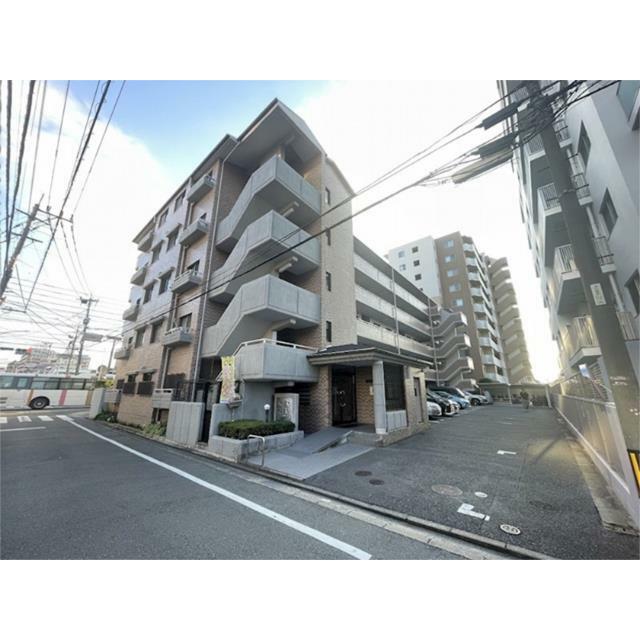 採光の良い角地、開放感があります。都心へのアクセスもスムーズなエリアです。