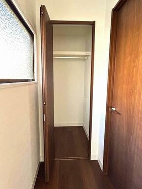 「廊下」日用品の収納に便利なスペースが両階ともにございます。