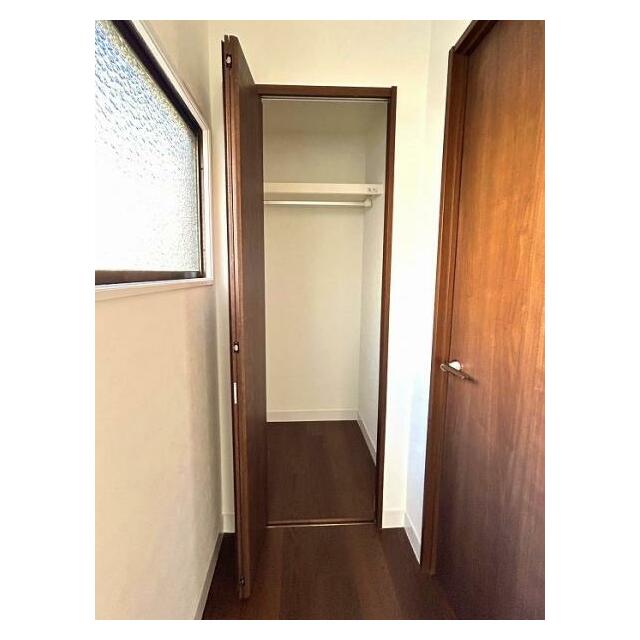 「廊下」日用品の収納に便利なスペースが両階ともにございます。