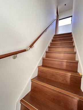 「階段」手すり付きで安心な物件です。