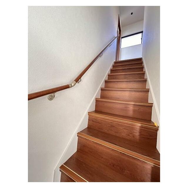 「階段」手すり付きで安心な物件です。