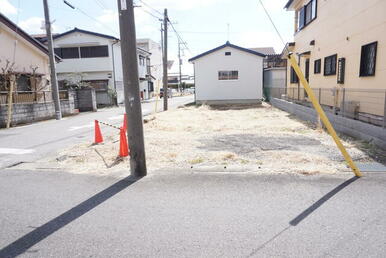 楡木街道も近く、ヨークベニマルへも至近。