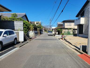 前面道路も広々、交通量も少なく静かな住環境です！