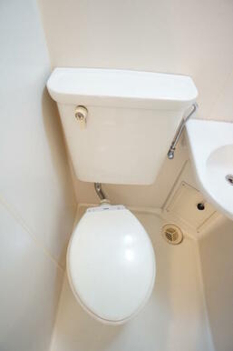 清潔感ある洋式トイレです☆丸洗い可能でお掃除も楽々！！
