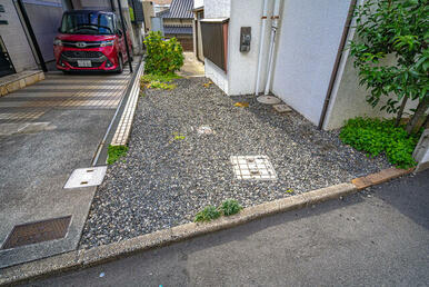 道路と敷地との高低差がほとんどないので、駐車もしやすいです。（軽自動車）