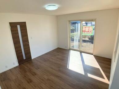 リビングは新品のフローリング張りやクロスの交換を行いました