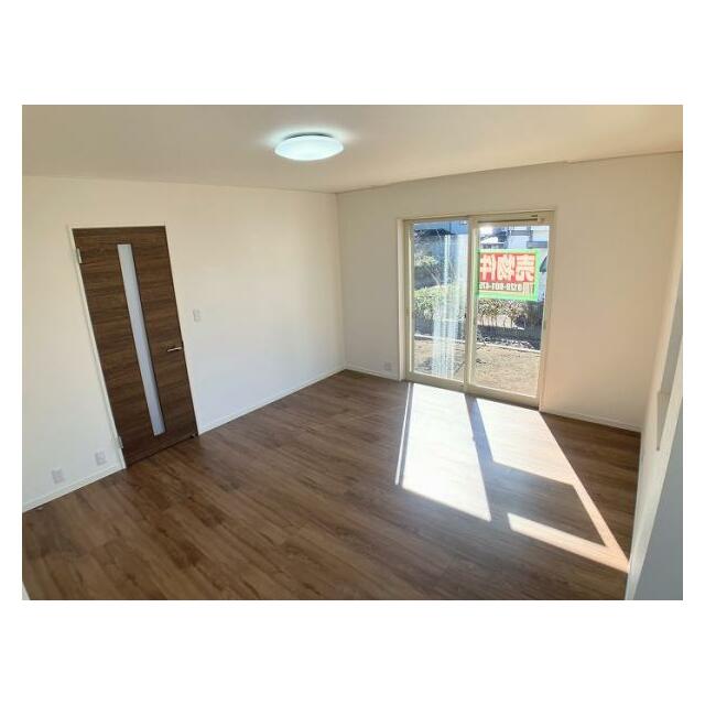 リビングは新品のフローリング張りやクロスの交換を行いました