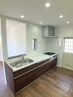 新品のシステムキッチン　対面仕様で料理中でもご家族の会話が広がりますね