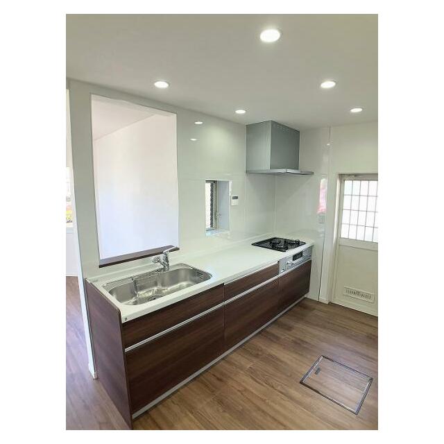 新品のシステムキッチン　対面仕様で料理中でもご家族の会話が広がりますね