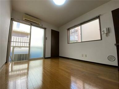 洋室（≒７．５帖、角部屋２面採光）