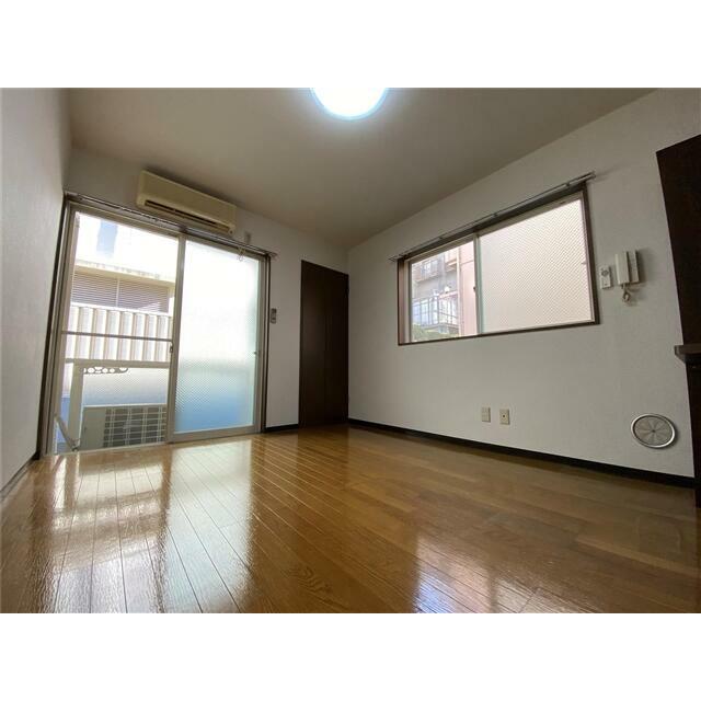 洋室（≒７．５帖、角部屋２面採光）