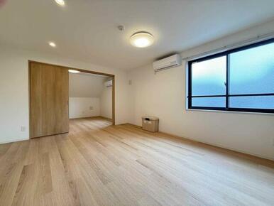 ダイニングテーブルを置いたり自由にレイアウトできます☆