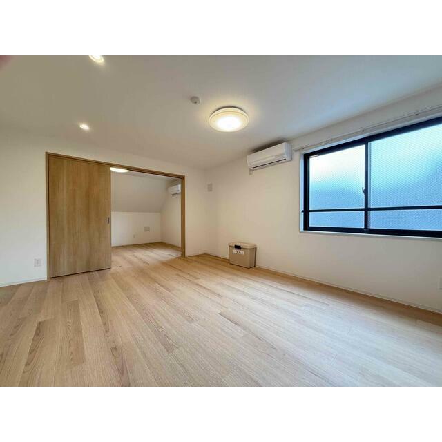 ダイニングテーブルを置いたり自由にレイアウトできます☆