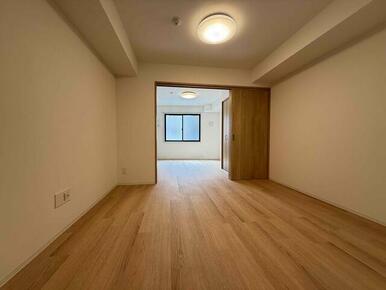 自由に家具を配置できる広々としたリビングです♪