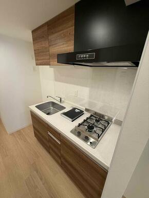 便利なガスコンロ設置可能なキッチンです♪収納もあります！