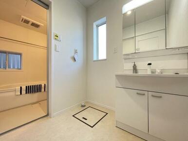 朝の準備・毎日の洗濯・帰宅後のお風呂と大活躍の洗面スペース＾＾