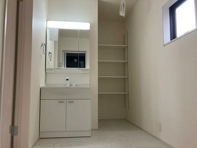 シャキッと一日を始める朝も素顔に戻る夜もこの洗面台から（1号棟）