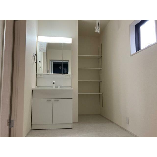 シャキッと一日を始める朝も素顔に戻る夜もこの洗面台から（1号棟）