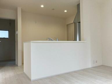 くつろぎスペースとしてはもとより、リビングに学習やテレワークのスペースを設けるご家庭も増えています（1号棟）