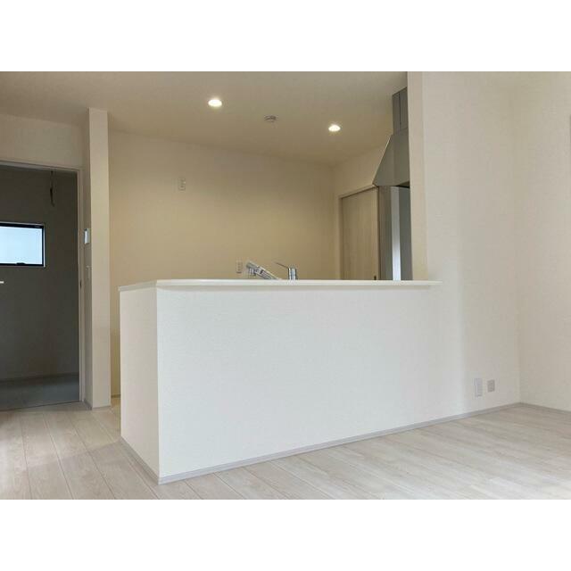 くつろぎスペースとしてはもとより、リビングに学習やテレワークのスペースを設けるご家庭も増えています（1号棟）