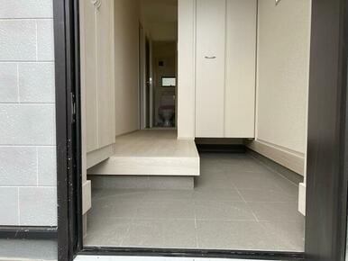 家族やゲストの笑顔が浮かんできそうな玄関（1号棟）